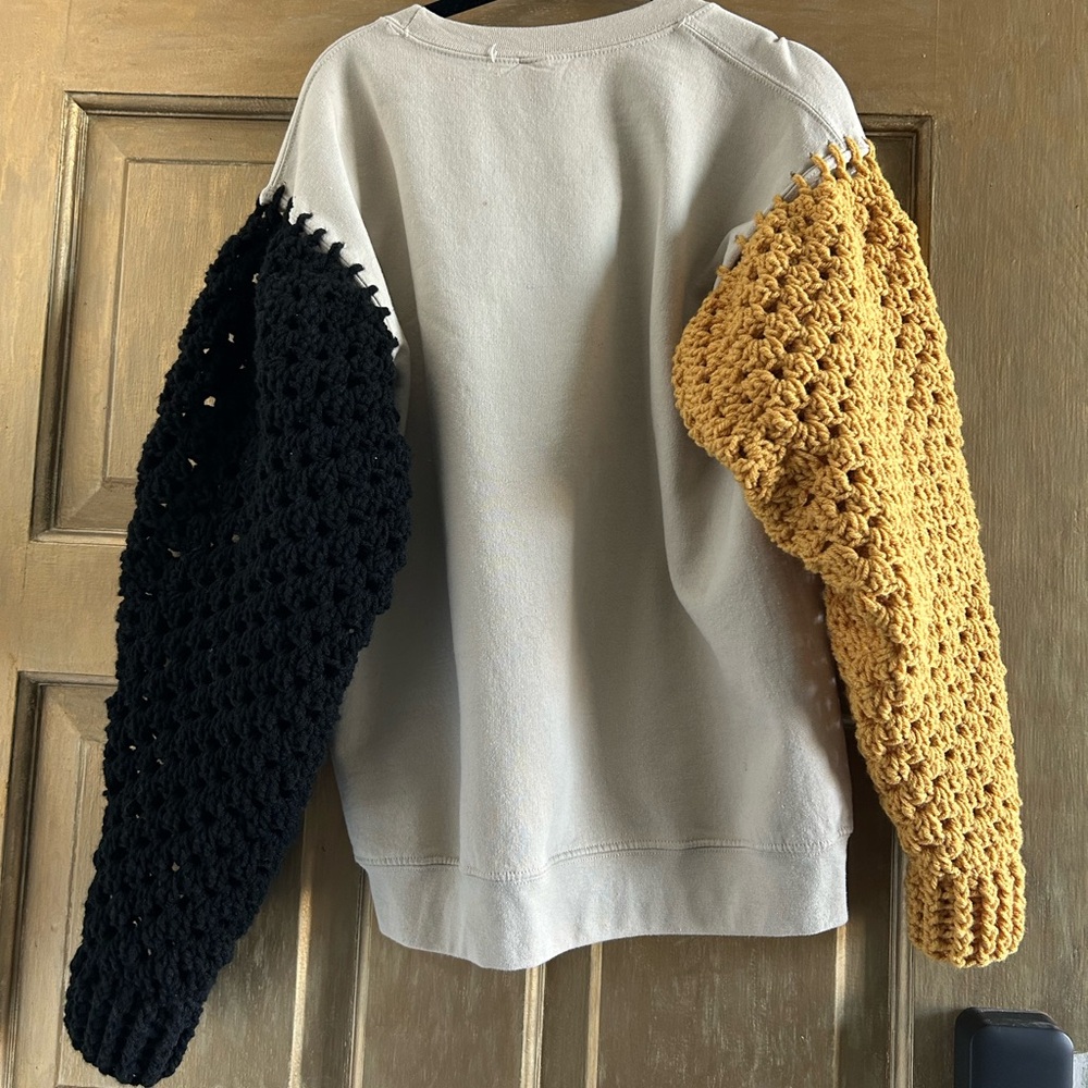 Purdue sweatshirt with crochet‎ sleeves - Picture 2 of 7